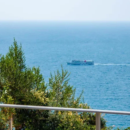 Pasqyra Aparthotel 3*